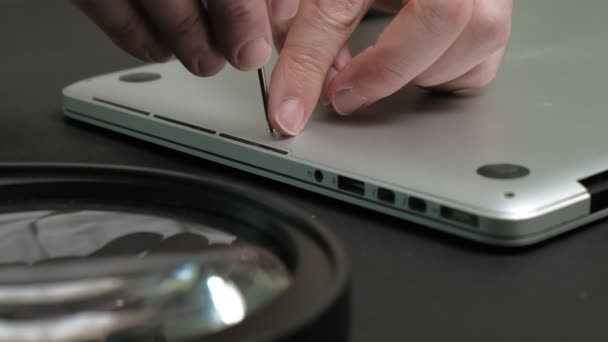 Laptop reparatie. Microchips van dichtbij — Stockvideo