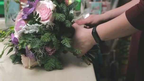 El trabajo de la floristería. Crear un ramo de flores — Vídeos de Stock