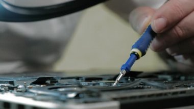 Laptop tamiri. Mikroçipler kapansın