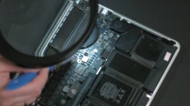 Laptop tamiri. Mikroçipler kapansın