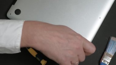 Laptop tamiri. Mikroçipler kapansın