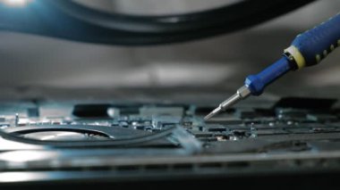 Laptop tamiri. Mikroçipler kapansın