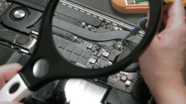 Laptop tamiri. Mikroçipler kapansın