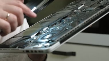Laptop tamiri. Mikroçipler kapansın