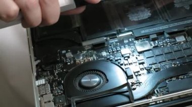 Laptop tamiri. Mikroçipler kapansın