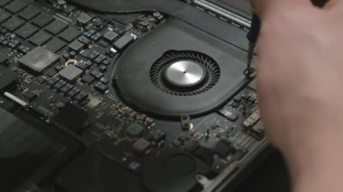 Laptop tamiri. Mikroçipler kapansın