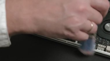 Laptop tamiri. Mikroçipler kapansın