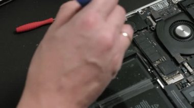 Laptop tamiri. Mikroçipler kapansın