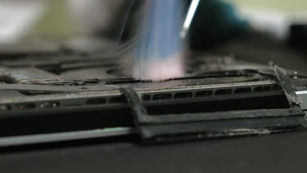 Laptop reparieren. Mikrochips machen dicht — Stockvideo