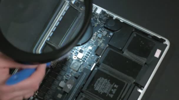 Laptop reparieren. Mikrochips machen dicht — Stockvideo