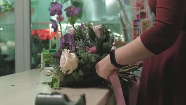 О работе флориста. Создание цветочного букета — стоковое видео