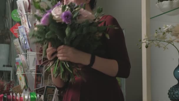 花屋の仕事だ。花束を作る — ストック動画