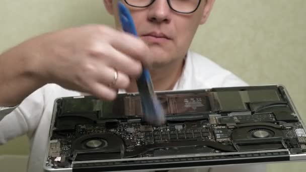 Laptop reparieren. Mikrochips machen dicht — Stockvideo