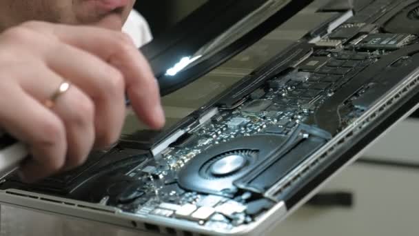 Laptop reparatie. Microchips van dichtbij — Stockvideo