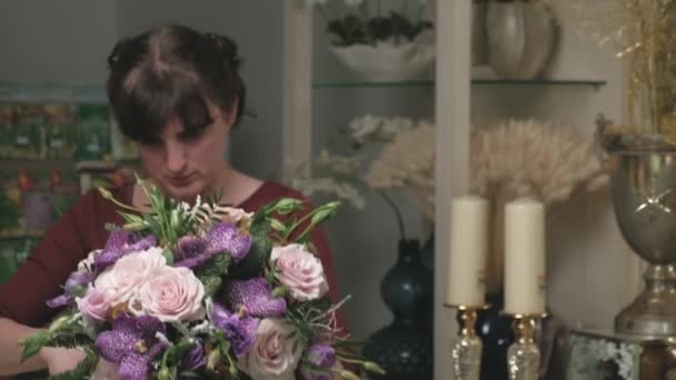 O trabalho da florista. Criando um buquê de flores — Vídeo de Stock