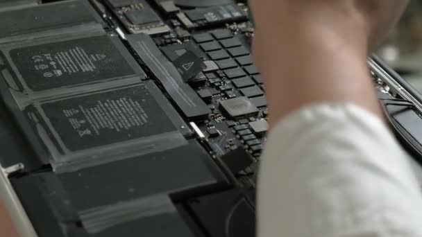 Laptop reparieren. Mikrochips machen dicht — Stockvideo