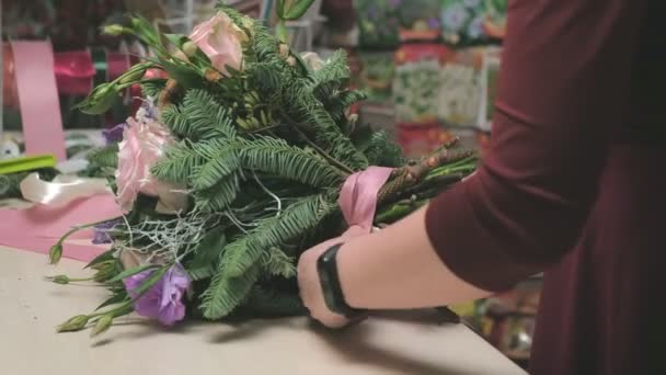 El trabajo de la floristería. Crear un ramo de flores — Vídeo de stock