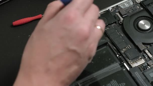 Laptop reparieren. Mikrochips machen dicht — Stockvideo