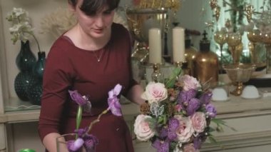 Çiçekçinin işi bu. Çiçek buketi oluşturuyorum.