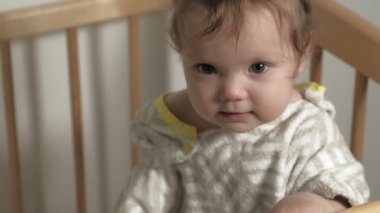 Beşikte küçük bir çocuk oynuyor..