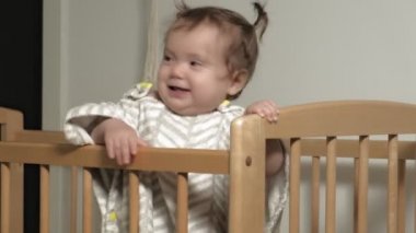 Beşikte küçük bir çocuk oynuyor..