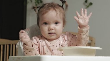 Küçük kız lapa yiyor..