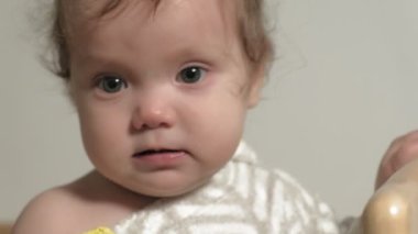 Beşikte küçük bir çocuk oynuyor..