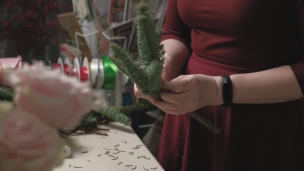 Die Arbeit des Floristen. Einen Blumenstrauß erstellen — Stockvideo