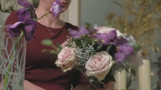 Blomsterhandlarens verk. Skapa en blombukett — Stockvideo