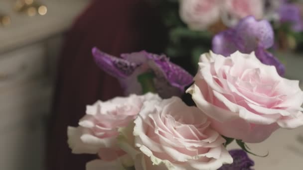 To je práce květinářky. Vytvoření kytici květin — Stock video