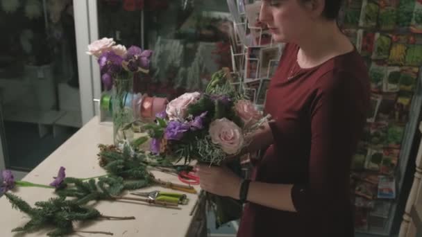 O trabalho da florista. Criando um buquê de flores — Vídeo de Stock