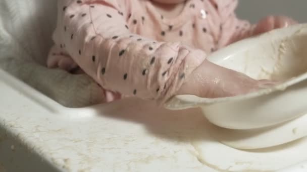 Маленька дівчинка їсть кашу . — стокове відео