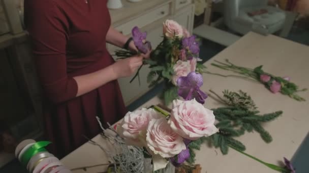 Η δουλειά του ανθοπώλη. Δημιουργώντας ένα μπουκέτο λουλουδιών — Αρχείο Βίντεο