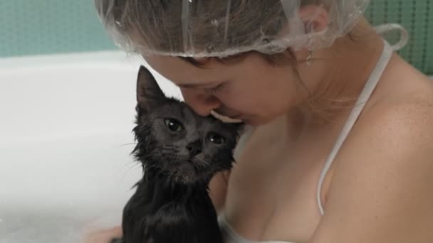 Жінка купає кота у ванній . — стокове відео