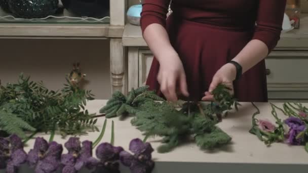 A virágárus munkája. Virágcsokor készítése — Stock videók