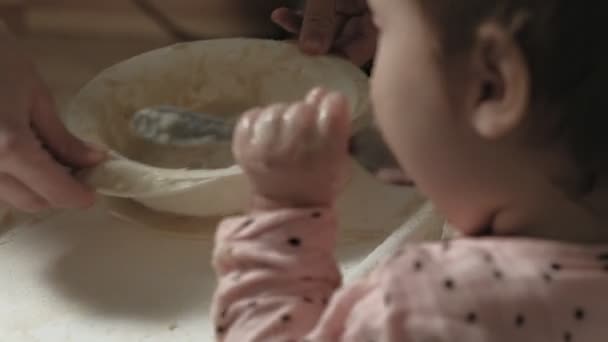 Pequeña niña comiendo gachas . — Vídeo de stock