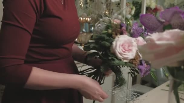 O trabalho da florista. Criando um buquê de flores — Vídeo de Stock