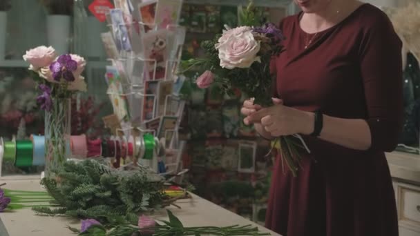 El trabajo de la floristería. Crear un ramo de flores — Vídeo de stock