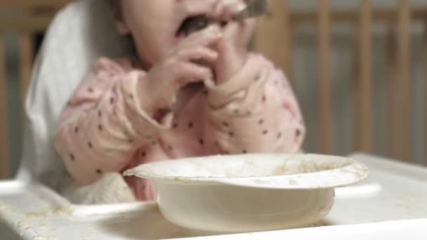 Pequeña niña comiendo gachas . — Vídeos de Stock