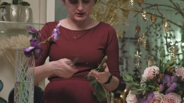 Blomsterhandlarens verk. Skapa en blombukett — Stockvideo