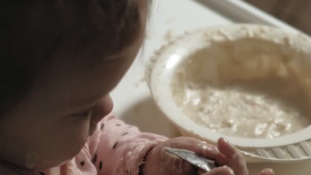 幼い娘がお粥を食べる. — ストック動画