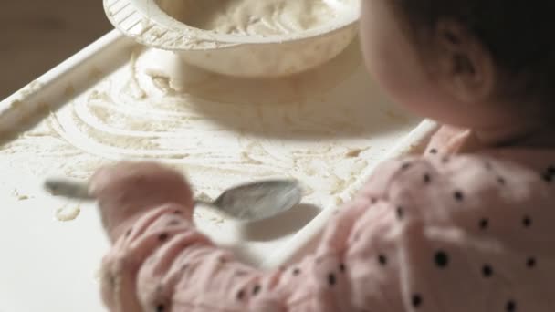 Pequeña niña comiendo gachas . — Vídeos de Stock