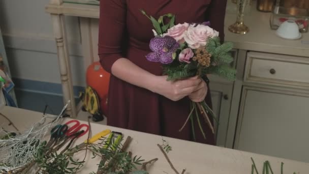 El trabajo de la floristería. Crear un ramo de flores — Vídeo de stock