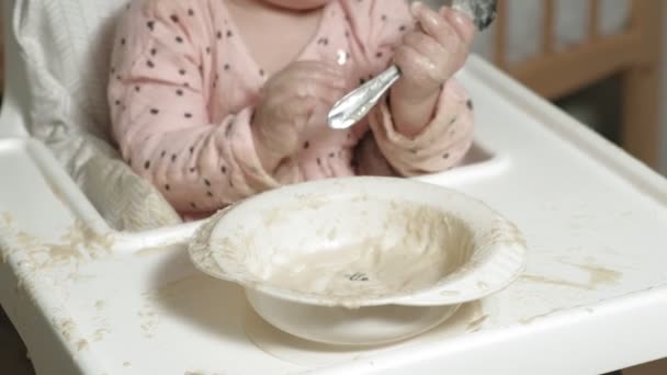 Μικρό κοριτσάκι που τρώει χυλό. — Αρχείο Βίντεο