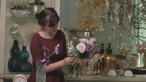 O trabalho da florista. Criando um buquê de flores — Vídeo de Stock