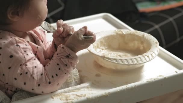 Pequeña niña comiendo gachas . — Vídeo de stock