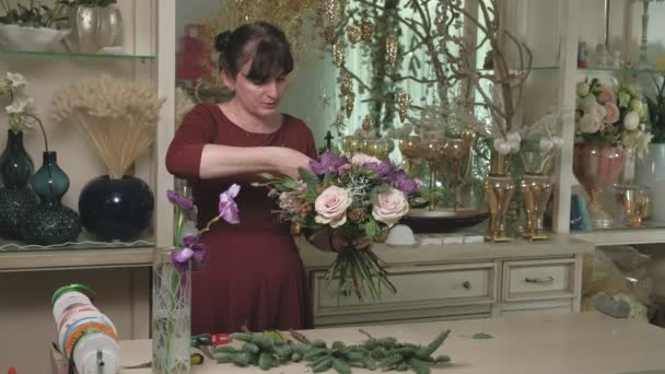 Le travail du fleuriste. Création d'un bouquet de fleurs — Video