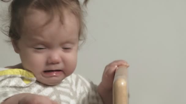 Un petit enfant joue dans la crèche . — Video