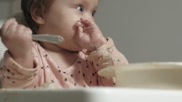 Μικρό κοριτσάκι που τρώει χυλό. — Αρχείο Βίντεο