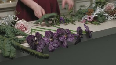 Çiçekçinin işi bu. Çiçek buketi oluşturuyorum.